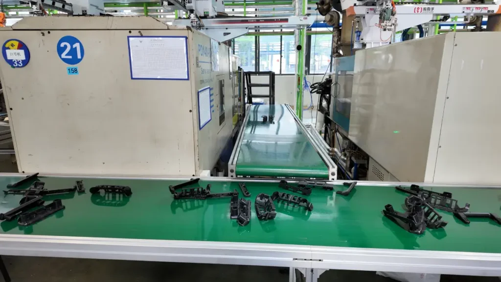 How Luggage Handles Are Manufactured in Plastic Injection Molding